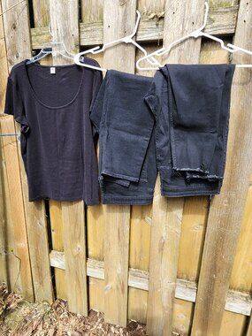 EMO starter pack - Bundle of 2 - Women's 18p jeans, 1 XXL Black Wide neck Tee